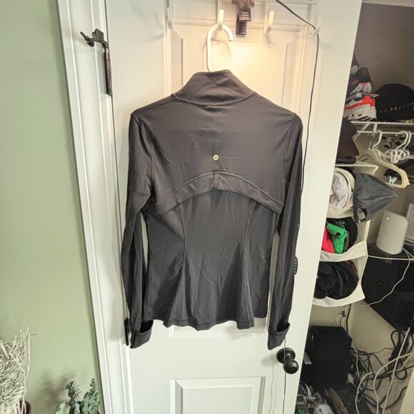 Pre-worn MINT Lululemon Women's Size 10 Black Jacket with Gold Zipper - Picture 11 of 11